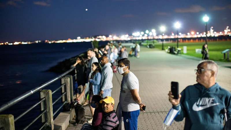 Fotografija: Tako so ta teden v New Yorku opazovali ognjemet zmagoslavja, ki so ga pripravili, ko so dosegli 70-odstotno precepljenost. FOTO: Eduardo Munoz/Reuters