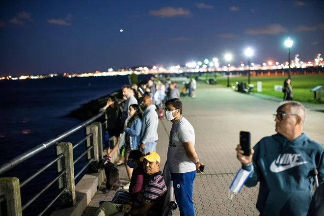 Tako so ta teden v New Yorku opazovali ognjemet zmagoslavja, ki so ga pripravili, ko so dosegli 70-odstotno precepljenost. FOTO: Eduardo Munoz/Reuters