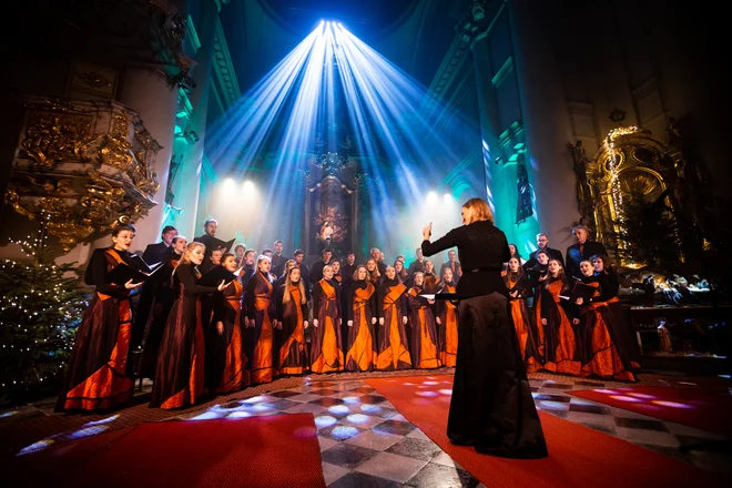 Cerkev sv. Trojice pri uršulinkah v Ljubljani, Božični koncert, 2019. Zbor svetega Nikolaja. FOTO: Matic Dolenc