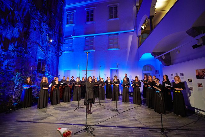 Še en nastop Ljubljanskih madrigalistov, koncert <em>Blagor družinam</em> v atriju ZRC SAZU na začetku junija. FOTO: Janez Kotar