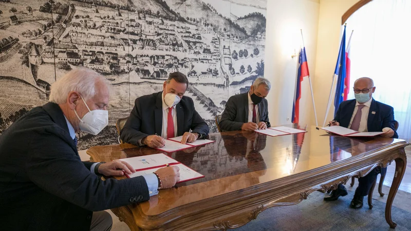 Fotografija: Raffaele Pagnozzi, Spyros Capralos, Saša Arsenovič in Bogdan Gabrovec (na fotografiji z leve) so takole podpisali pogodbe za izvedbo olimpijskega festivala evropske mladine leta 2023. FOTO: Mediaspeed