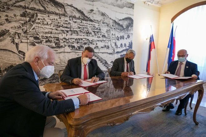 Raffaele Pagnozzi, Spyros Capralos, Saša Arsenovič in Bogdan Gabrovec (na fotografiji z leve) so takole podpisali pogodbe za izvedbo olimpijskega festivala evropske mladine leta 2023. FOTO: Mediaspeed