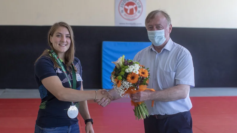 Fotografija: Andreji Leški je čestital tudi Vlado Čuš, vršilec dolžnosti predsednika Judo zveze Slovenije. FOTO: Voranc Vogel/Delo