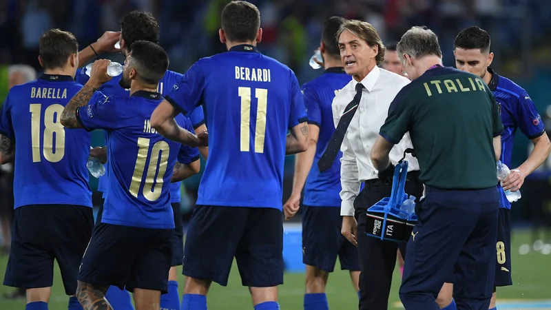 Fotografija: Roberto Mancini imenitno vodi svoje nogometaše. FOTO: Ettore Ferrari/AFP