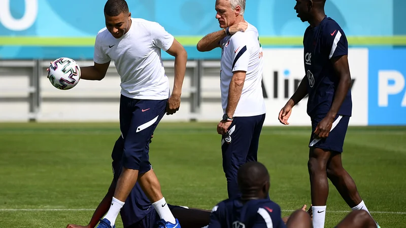 Fotografija: Pri 22 letih je Kylian Mbappe (levo) zbral že 43 tekem za Francijo, zabil 17 golov in osvojil naslov svetovnega prvaka. V selektorju Didieru Deschampsu (v sredini) najboljšega možnega mentorja. FOTO: Franck Fife/AFP FOTO: Franck Fife/AFP