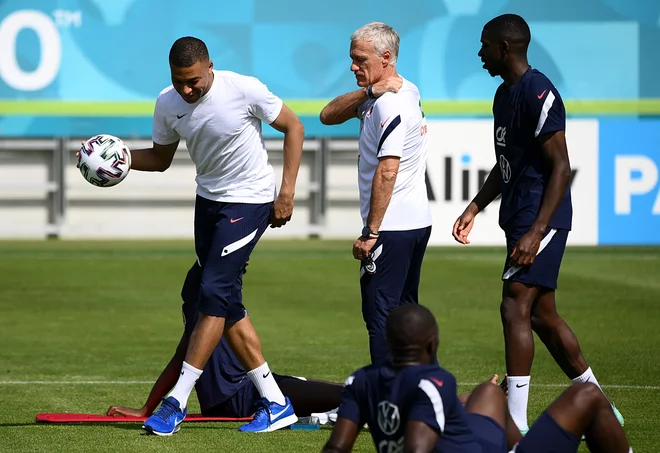 Pri 22 letih je Kylian Mbappe (levo) zbral že 43 tekem za Francijo, zabil 17 golov in osvojil naslov svetovnega prvaka. V selektorju Didieru Deschampsu (v sredini) najboljšega možnega mentorja. FOTO: Franck Fife/AFP FOTO: Franck Fife/AFP
