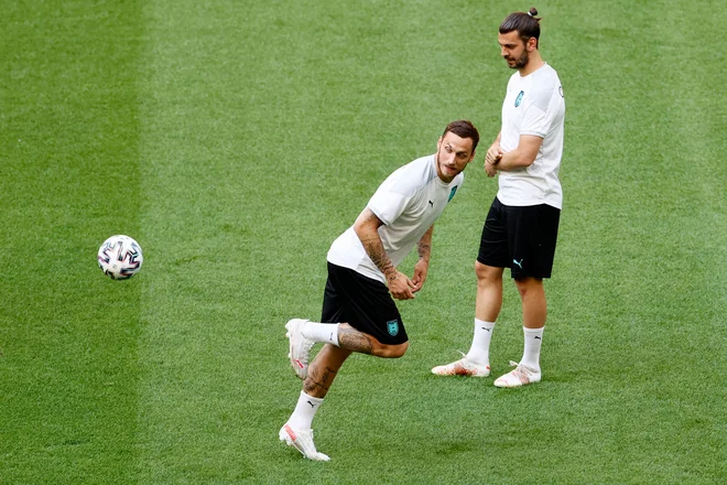 Avstrijski napadalec Marko Arnautović se je na zadnjem treningu v Amsterdamu takole ogreval, vendar pa danes proti Nizozemcem ne bo smel nastopiti. FOTO: Koen Van Weel/AFP