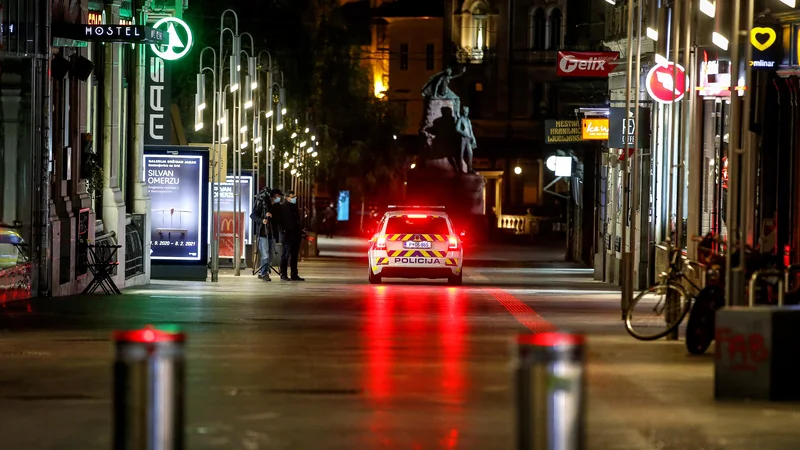 Fotografija: Prazne ulice v času razglašene epidemije so bile udarec za priložnostne kriminalce. FOTO: Matej Družnik/Delo