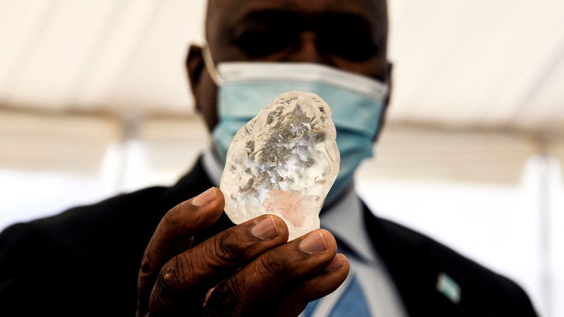 Fotografija: Predsednik Bocvane Mokgweetsi Masisi z diamantom. FOTO: Monirul Bhuiyan/AFP