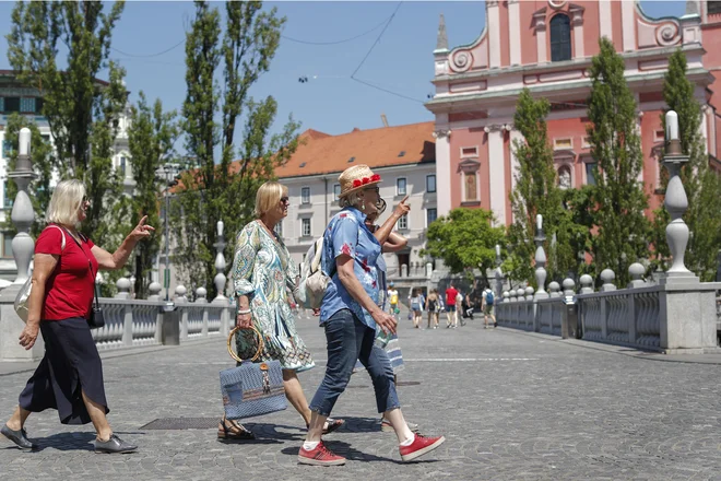 Ljubljanski turizem bi lahko rešili tuji turisti, domači ne, saj prihajajo le na enodnevne izlete. Foto Uroš Hočevar