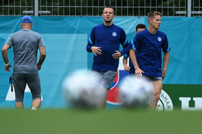 Denis Vavro (na fotografiji levo) med treningom reprezentance pred tekmo s Poljaki. FOTO: Kiril Kudrjavcev/AFP