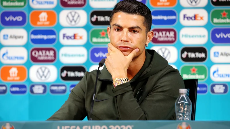 Fotografija: Cristiano Ronaldo je z novinarji govoril pred mikrofonom, ob katerem je stala le plastenka vode. FOTO: Reuters