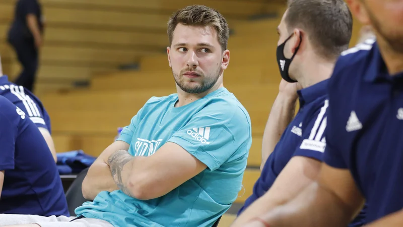 Fotografija: Luka Dončić je z roba igrišča pospremil zmago soigralcev na obračunu s Hrvaško. FOTO: Matija Djanješić/Cropix
