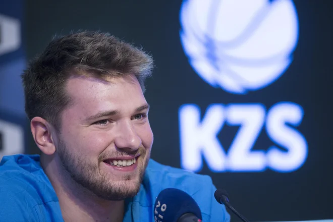 Luka Dončić se je po štirih letih vrnil v slovensko reprezentanco, v kateri uživa s soigralci. FOTO: Jure Eržen/Delo