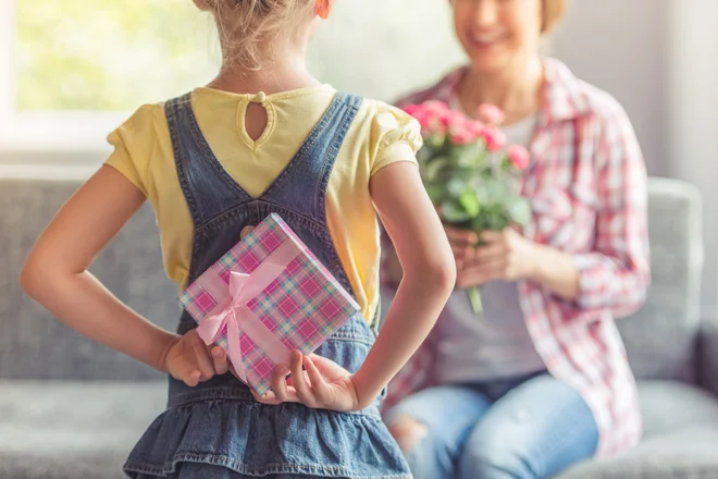 Izbira popolnega darila za učiteljico ali vzgojiteljico se lahko za nabavnega referenta hitro sprevrže v nočno moro. FOTO: Shutterstock