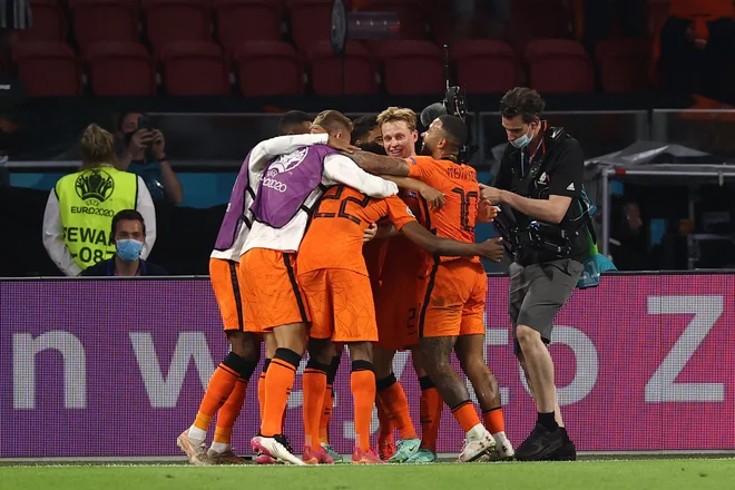 Denzel Dumfries je razveselil soigralce z golom za končnih 2:0. FOTO: Dean Mouhtaropoulos/AFP