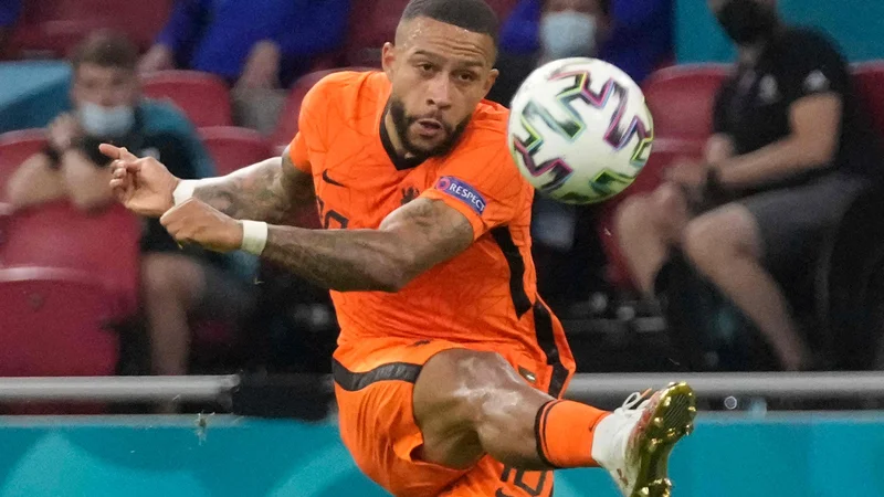 Fotografija: Memphis Depay je zabil prvi gol za Nizozemce z bele točke. FOTO: Peter Dejong/AFP