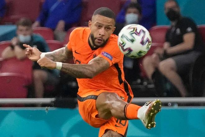 Memphis Depay je zabil prvi gol za Nizozemce z bele točke. FOTO: Peter Dejong/AFP