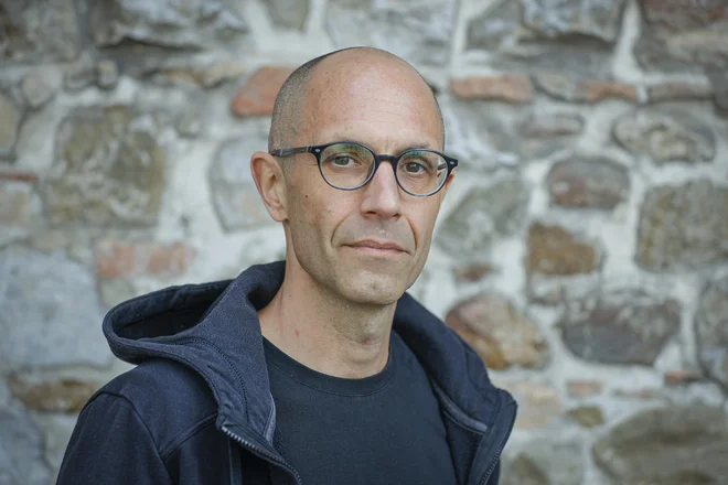 Gašper Kralj se v romanu <em>Škrbine</em> ukvarja tudi s tem, kako prevesti pretekle uporniške izkušnje, da bi si v današnji družbi nadzora lahko omislili bolj osvobajajočo prihodnost. Foto Jože Suhadolnik