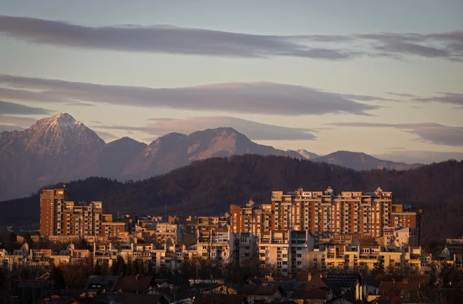 Silhueta blokov Bratovševe ploščadi sledi silhueti Kamniških Alp v ozadju, celotnemu kompleksu pa posebno arhitekturno vrednost daje tudi barvna usklajenost. Foto Matej Družnik