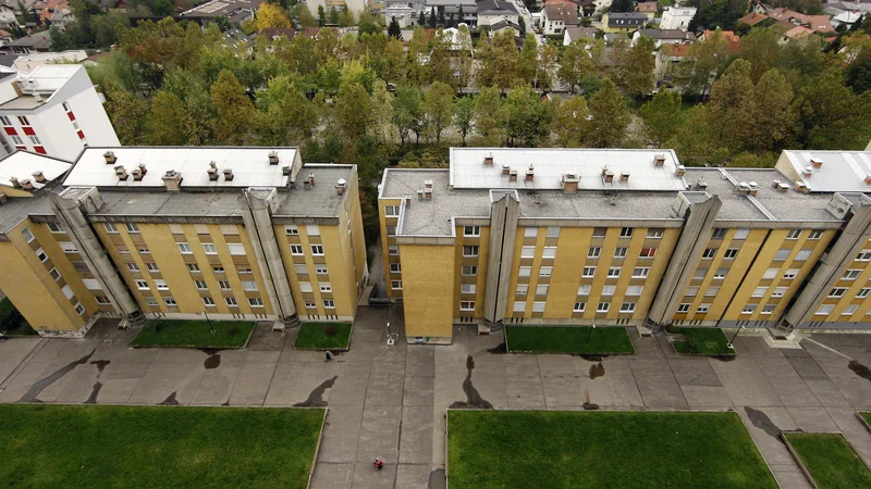 Fotografija: Avtorji so na območje nekdanjih travnikov in polj z vpeljavo modela urbane ulice skušali vnesti živost mestnega življenja. Foto Aleš Černivec