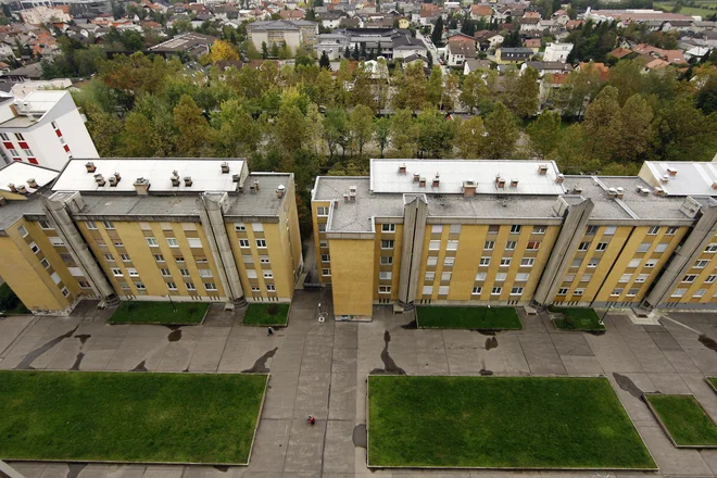Avtorji so na območje nekdanjih travnikov in polj z vpeljavo modela urbane ulice skušali vnesti živost mestnega življenja. Foto Aleš Černivec