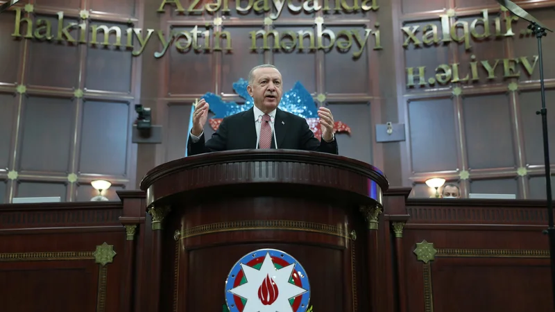 Fotografija: Erdoğanov slavnostni govor v azerbajdžanskem parlamentu so dvajsetkrat prekinile bučne ovacije. FOTO: Murat Cetinmuhurdar/Reuters