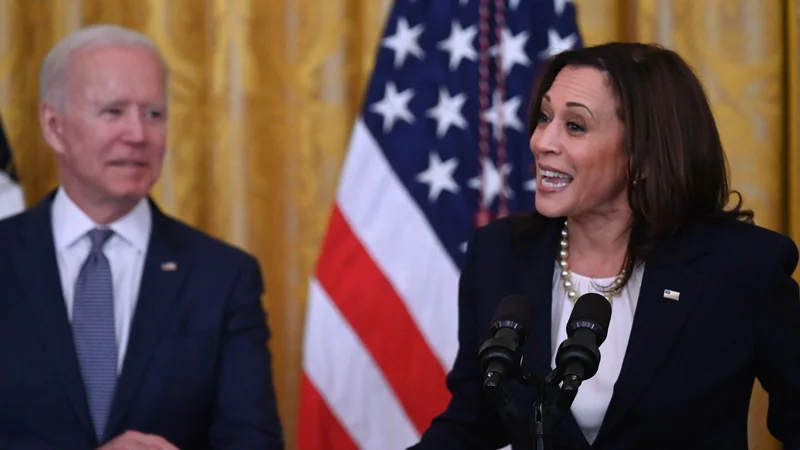 Fotografija: Ameriški predsednik Joe Biden in prva temnopolta podpredsednica Kamala Harris med podpisovanjem zakona o novem prazniku. FOTO: Jim Watson/AFP