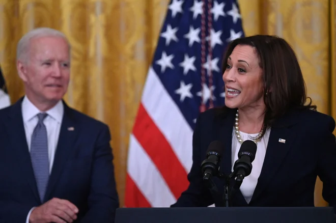 Ameriški predsednik Joe Biden in prva temnopolta podpredsednica Kamala Harris med podpisovanjem zakona o novem prazniku. FOTO: Jim Watson/AFP
