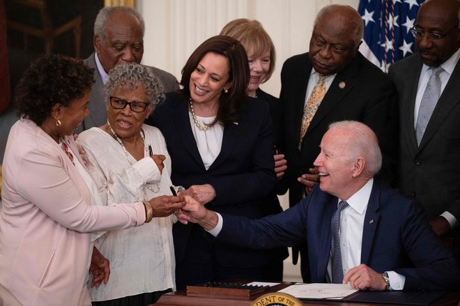 Aktivistka Opal Lee (druga z leve) se že dolgo zavzema za zaznamovanje končanja suženjstva v ZDA s praznikom. FOTO:Jim Watson/AFP