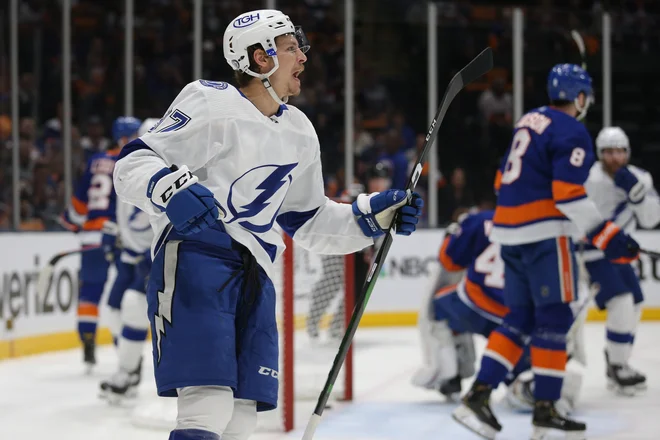 Yanni Gourde (na fotografiji) je v prvi tretjini načel domačo mrežo. FOTO: Brad Penner/USA Today Sports