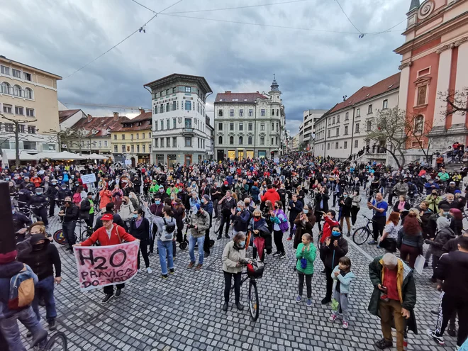 Tudi za javne shode in prireditve z več kot stotimi udeleženci bo veljal pogoj PCT (preboleli, cepljeni, testirani). FOTO: Jože Suhadolnik/Delo