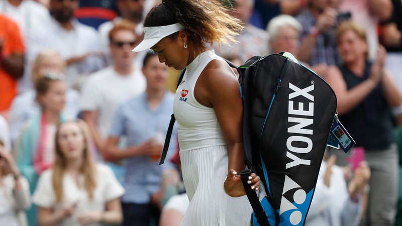 Fotografija: Naomi Osaka zapušča turnir v Wimbledonu leta 2019, ko je bila od nje že v prvem krogu boljša Kazahstanka Julija Putinceva. FOTO: Adrian Dennis/AFP