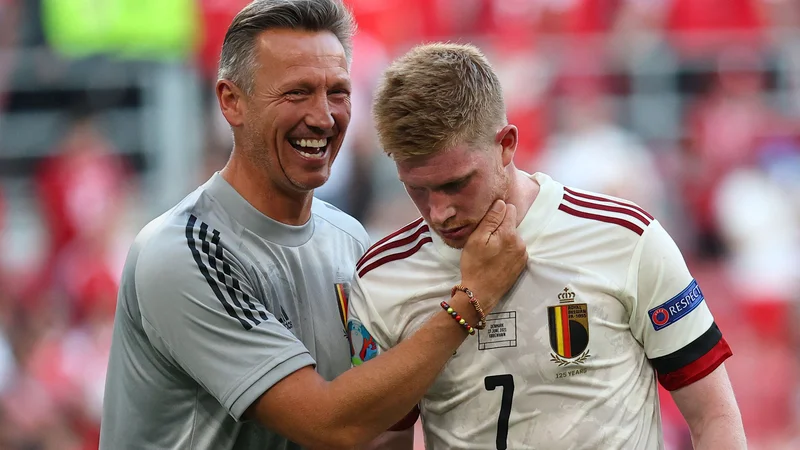 Fotografija: Kevin De Bruyne (na fotografiji desno) zapušča tekmo z Dansko v Københavnu. FOTO: Wolfgang Rattay/AFP