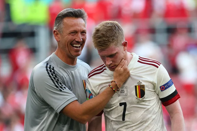 Kevin De Bruyne (na fotografiji desno) zapušča tekmo z Dansko v Københavnu. FOTO: Wolfgang Rattay/AFP