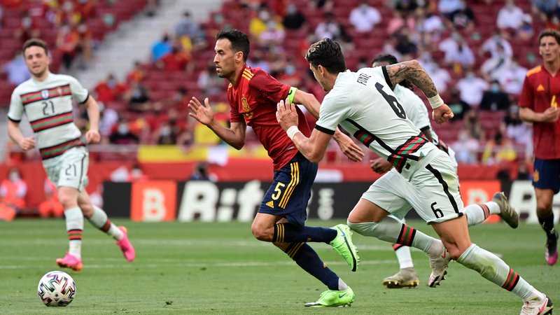 Fotografija: Sergio Busquets (v rdečem dresu) je nazadnje igral na začetku meseca junija, ko je bila na sporedu prijateljska tekma s Portugalsko v Madridu. FOTO: Javier Soriano/AFP