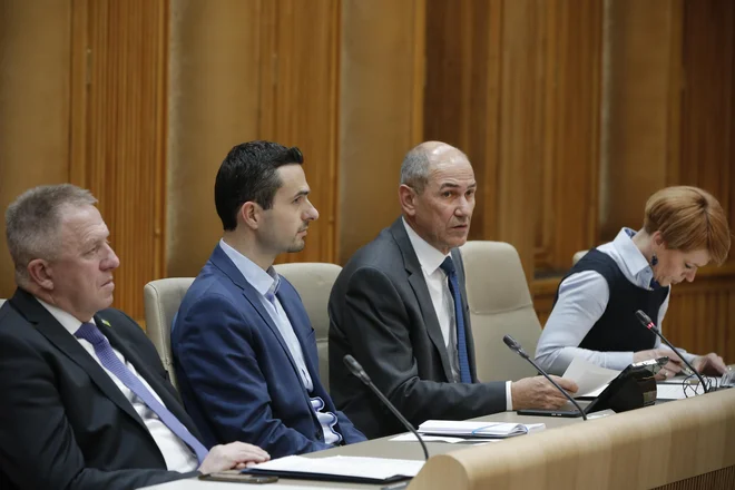 Dela in naporov koalicijskih partnerjev v Janševi vladi volivci ne nagrajujejo. Foto Jure Eržen