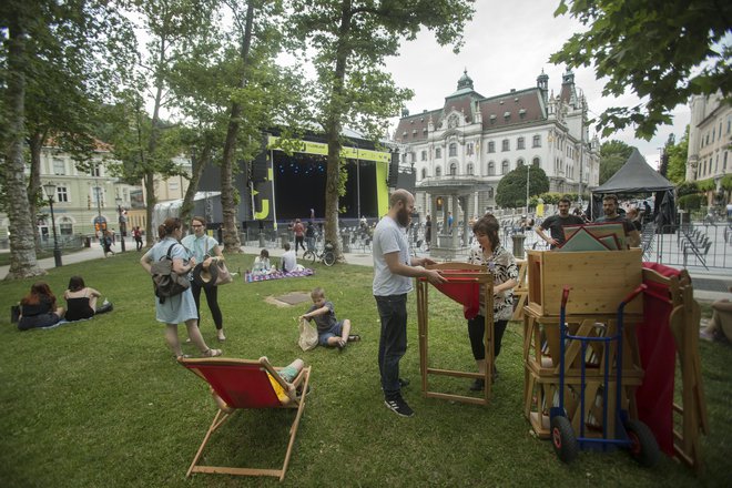 Brezplačni festival Junij v Ljubljani je na Kongresni trg že privabil ljudi, bodisi na sedeže pred odrom, postavljene na ustrezni razdalji, bodisi na zelenice ob knjigah pod krošnjami platan.<br />
FOTO: Jure Eržen/Delo