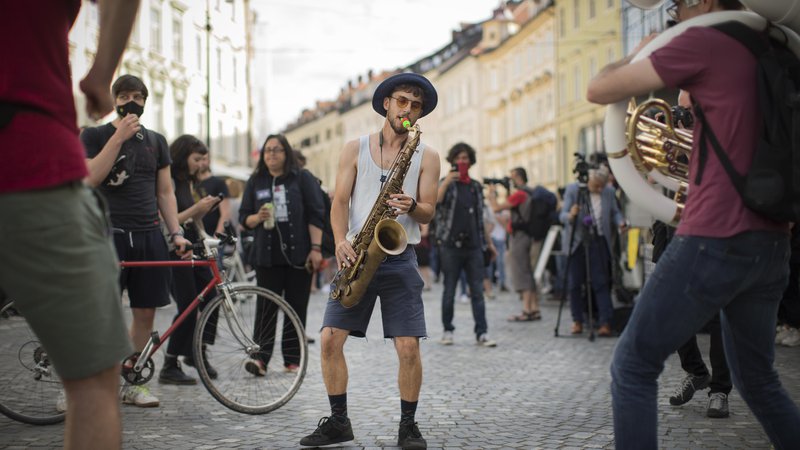 Fotografija: Vrvež in poletno razpoloženje v Ljubljani soustvarjajo tudi poulični glasbeniki. Po lanskem letu, ko jih je bilo manj, zdaj spet v večjem številu polnijo ulice s svojimi melodijami. FOTO: Jure Eržen/Delo