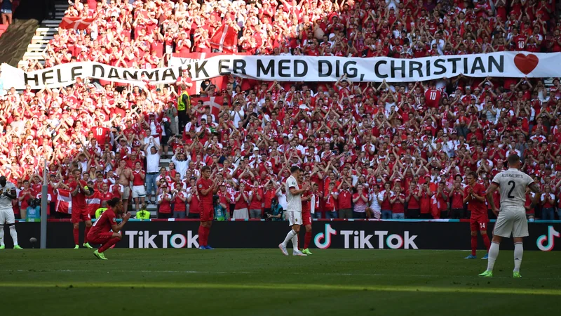 Fotografija: Danski navijači še naprej stiskajo pesti za Christiana Eriksena. FOTO: Stuart Franklin/Reuters