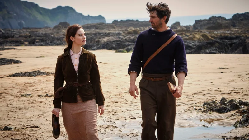 Fotografija: VIKEND - The Guernsey Literary and Potato Peel Pie Society - Guernseyjski krožek za branje in pito iz krompirjevih olupkov