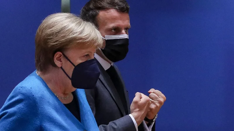 Fotografija: Angela Merkel je v kanclerski palači gostila francoskega predsednika Emmanuela Macrona. To je bil prvi takšen obisk letos. FOTO: Yves Herman/AFP