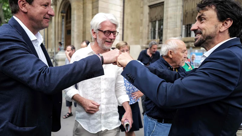 Fotografija: Zeleni evroposlanec Yannick Jadot in zeleni župan Lyona Grégory Doucet med podpiranjem kandidatov iz stranke EELV v regiji Auvergne-Rona-Alpe Foto Olivier Chassignole/AFP