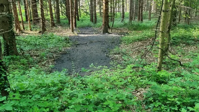 Kaznovanje štirih tovornjakarjev ne bo rešilo velike sistemske težave, mokrega blata ni mogoče nikamor dati. FOTO: Občina Hoče - Slivnica