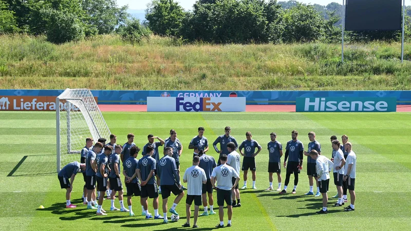 Fotografija: Nemci so po porazu proti Franciji strnili vrste in se za Portugalce pripravljali v svoji bazi v Herzogenauracu. FOTO: Christof Stache/AFP