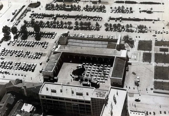 Prvotno ozko podkvasto tržnično zgradbo so leta 1950 postavili po načrtih Jožeta Kregarja. Zadaj je letni kino. FOTO: arhiv Studia arhitektura