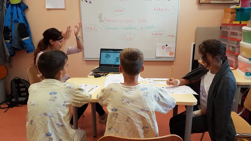 Fotografija: Bolni otroci se v pouk vključijo, tudi če so v bolnišnici le nekaj dni. Zanje so predvidene sprostitvene učne dejavnosti, za tiste, ki so v bolnišnici mesece, pa je odločilno sodelovanje z matičnimi šolami, ki pošljejo program. Foto arhiv Bolnišnične šole