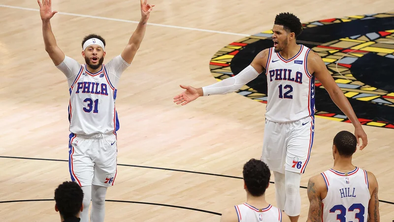 Fotografija: Seth Curry in Tobias Harris sta prinesla zmago Philadelphii. FOTO: Kevin C. Cox/AFP