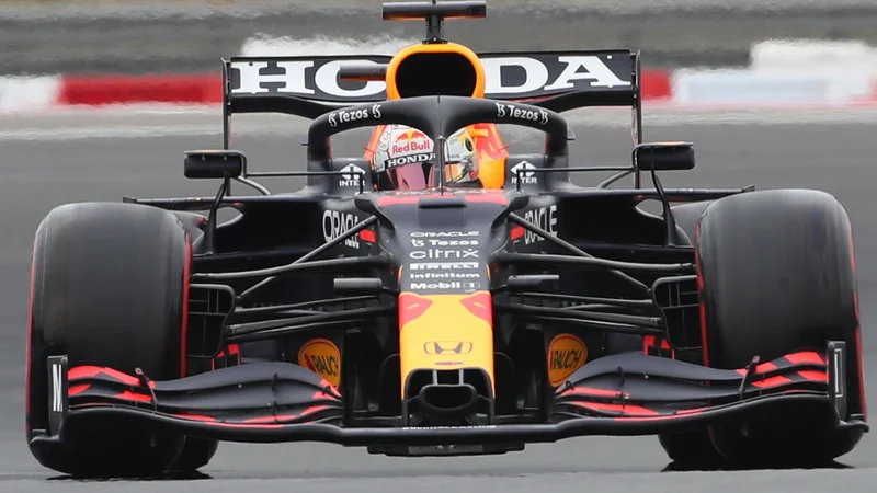 Fotografija: Red Bullov Max Verstappen je v kvalifikacijah ugnal oba mercedesa. FOTO: Yves Herman/Reuters
