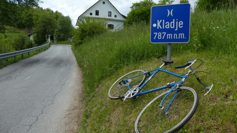 Fotografija: Z maratoncem si bil videti tak kot danes z gravel kolesom, le da je bila balanca res skoraj dvakrat ožja. FOTO: Miroslav Cvjetičanin/Delo